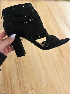 🖤 like new black cut out heeled booties